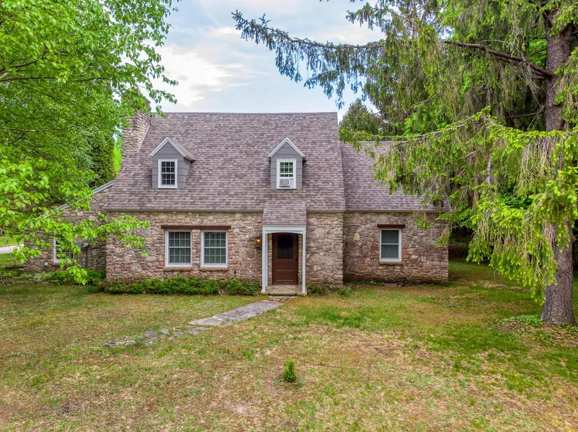 Manistique Stone Cottage by Simple Life Rentals - Image 1