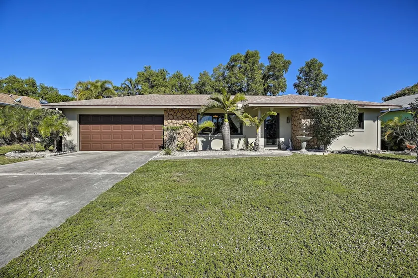 Pet-Friendly Oasis w/ Deck & Fire Pit in Bokeelia! - Image 1