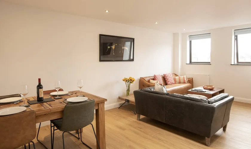 Bright 2 Bed Flat in the heart of Old Town Swindon - Image 1