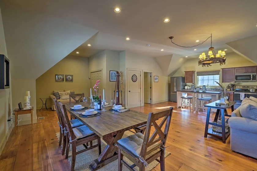 Luxe 'Green Barn' Near Skiing w/ Mt Equinox Views! - Image 1
