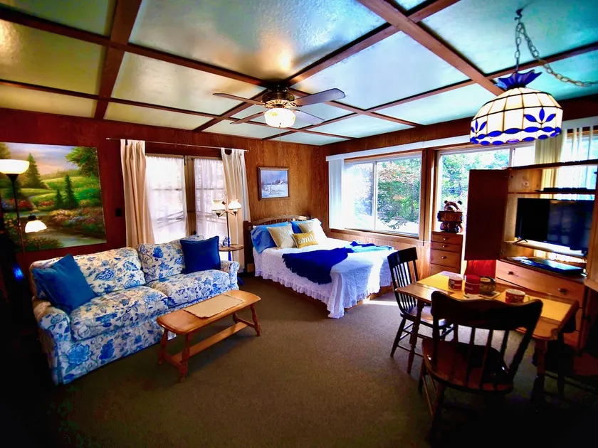 Tuckett Inn: Charming Style Cottage Sleeps Up 4 Gu - Image 1