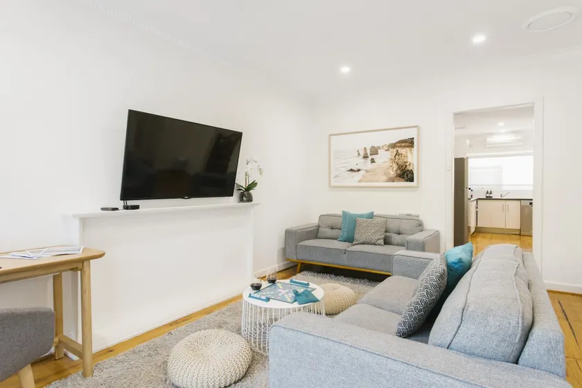 2 BR Apt | Free Parking & Wi-Fi Near Glenelg Beach - Image 1