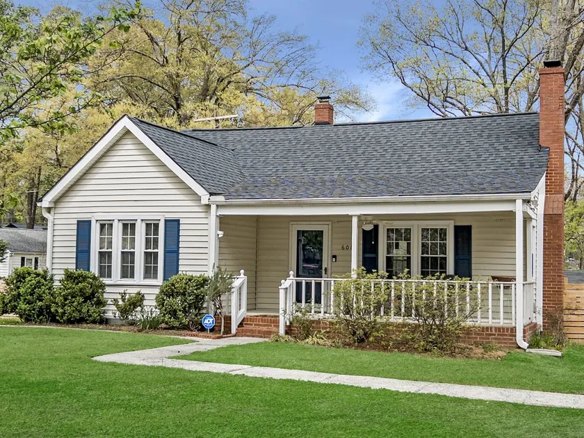 Cottage with Yard, Mins to Duke - Image 1