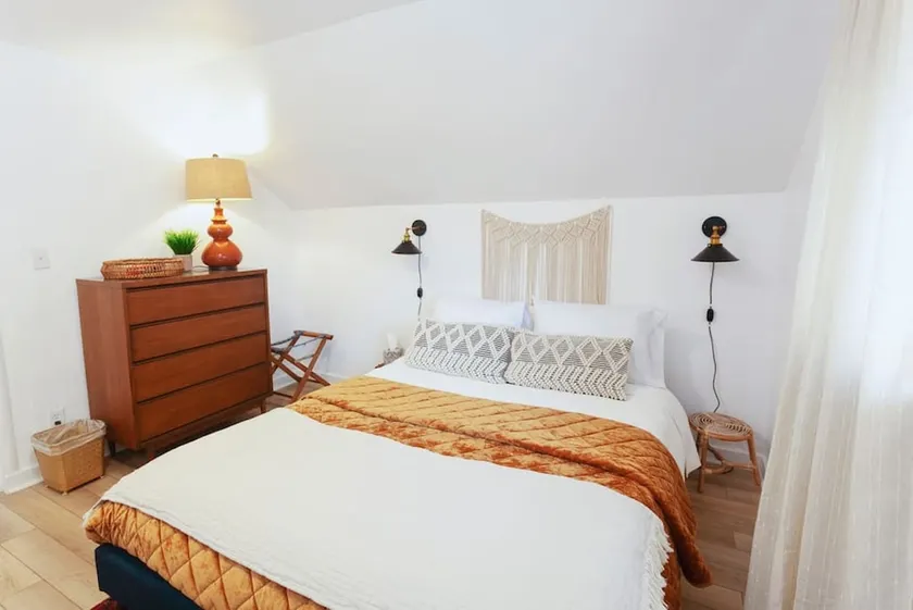 Designer 1 BD Apt |W/ W&D |Near I-5 & DT - Image 1