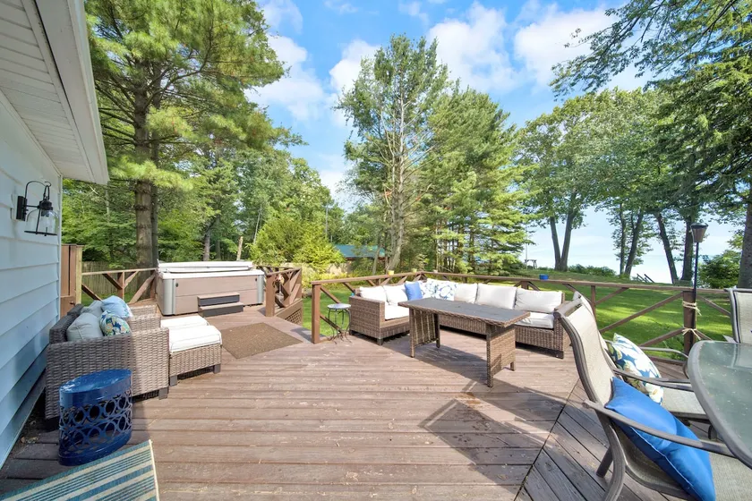 Larry's Lakefront Sleeps 14 with a Private Beach! - Image 1