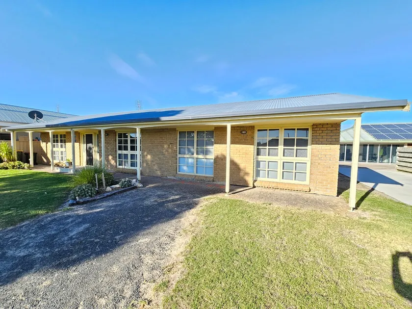The 19th Green - Located near the golf course! Pet Friendly - Outside Only - Image 1