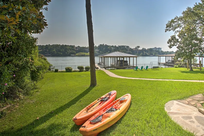 Kayaks, Dock: Waterfront Escape on Lake Hamilton! - Image 1