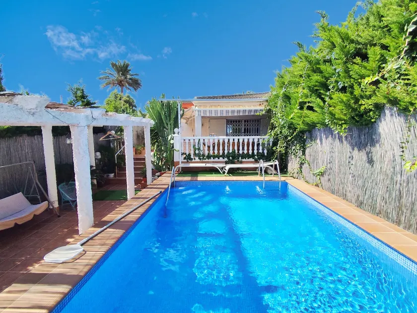 Agréable villa entièrement équipée avec piscine, barbecue et jardin | Vue mer | À côté de la plage | Adaptée au travail à distance | Avec animaux bienvenus - Image 1