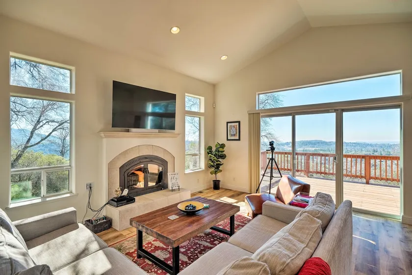 Hot Tub & Mtn Views: Peaceful Columbia Retreat! - Image 1
