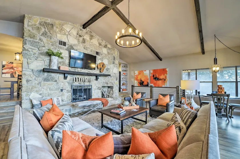 Bright n’ Breezy Waterfront Lake Granbury Getaway! - Image 1