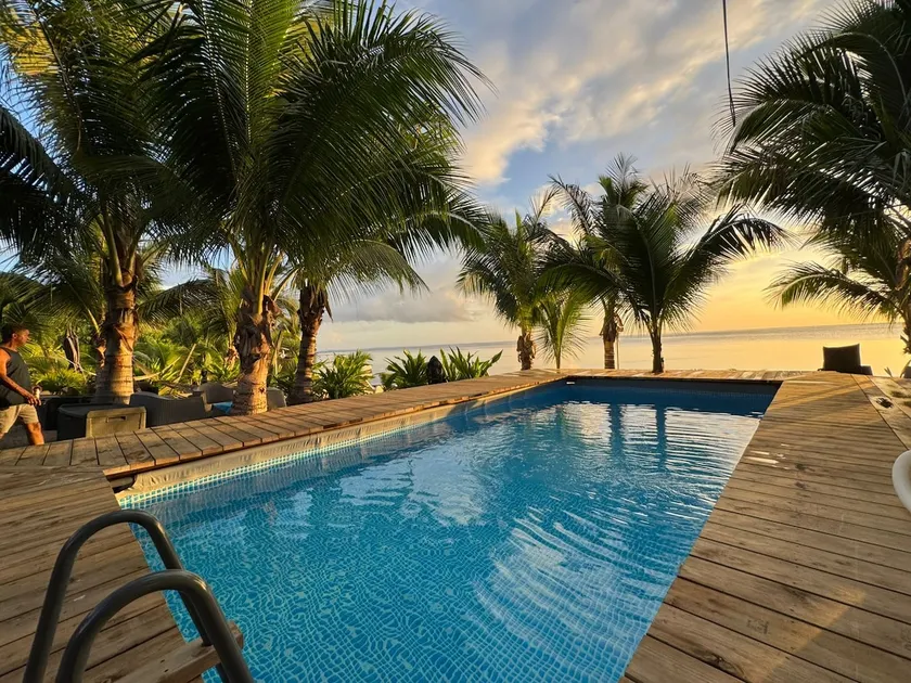 Elegant beachfront retreat - Image 1