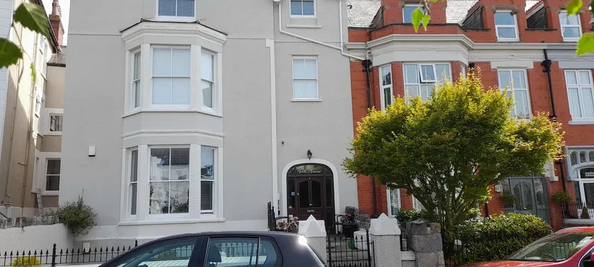 Centrally located modern apartment in Llandudno - Image 1