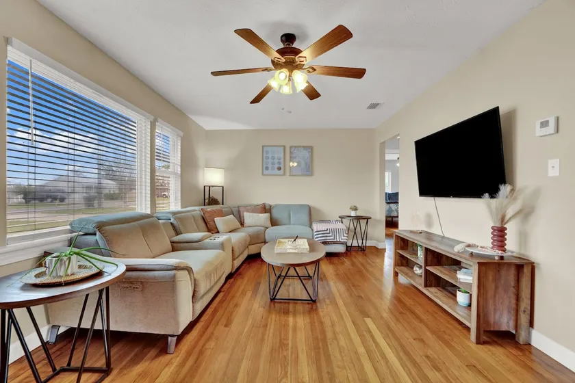Luxury Bathroom Home with Game Room 25 Mins to PCB - Image 1