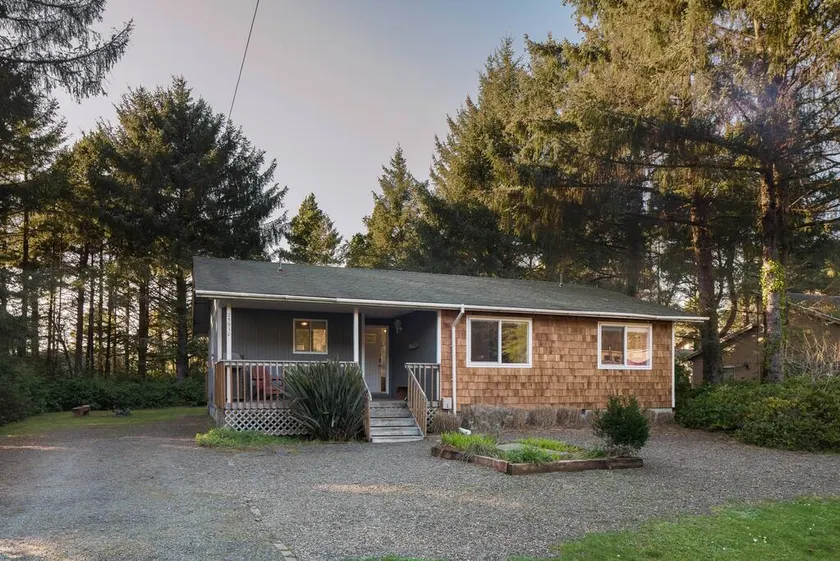 #StayInMyDistrict Cozy Rockaway Beach Cottage - Image 1