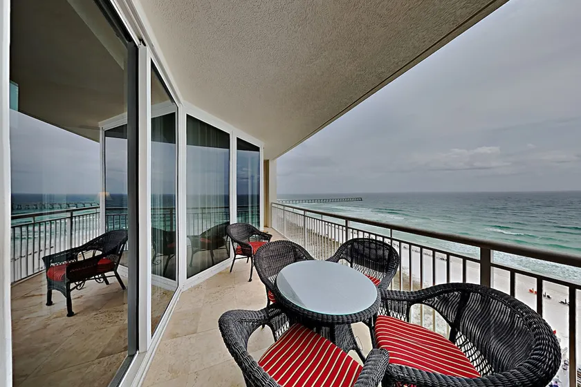 Spacieux deux chambres Condo surplombant la côte du golfe! Balcon privé et à quelques pas de la plage! - Image 1