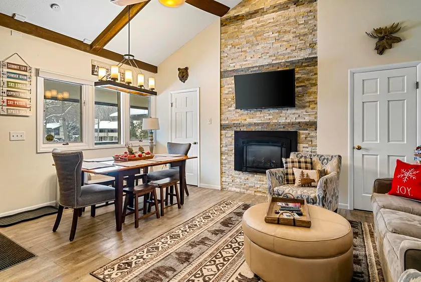 Uphill: sleeps 7: Pool Golf Deer Lake - Image 1