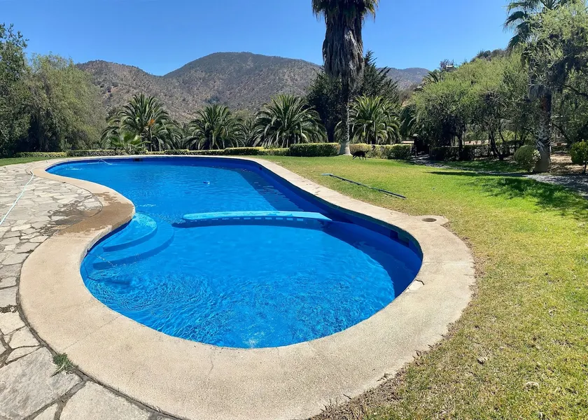 Country House with Pool, Hot Tub & Garden - Image 1