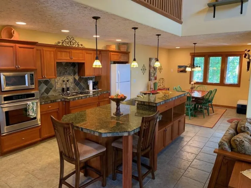 3BR Retreat 8 Blocks to Beach Jacuzzi Tub - Image 1