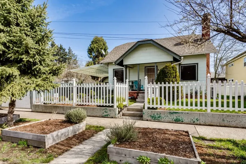 Vintage 3 bed Bungalow 3 miles to Hayward Field - Image 1
