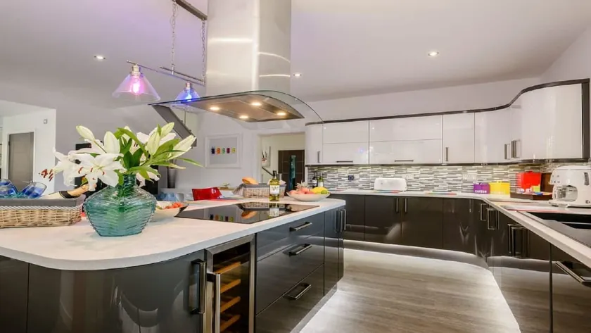 Ultra luxuriöse Villa mit eigenem Whirlpool, Spielzimmer und 3 Badezimmern. - Image 1