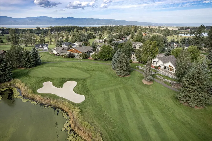 Spacious home on golf course w/views & fireplace - Image 1