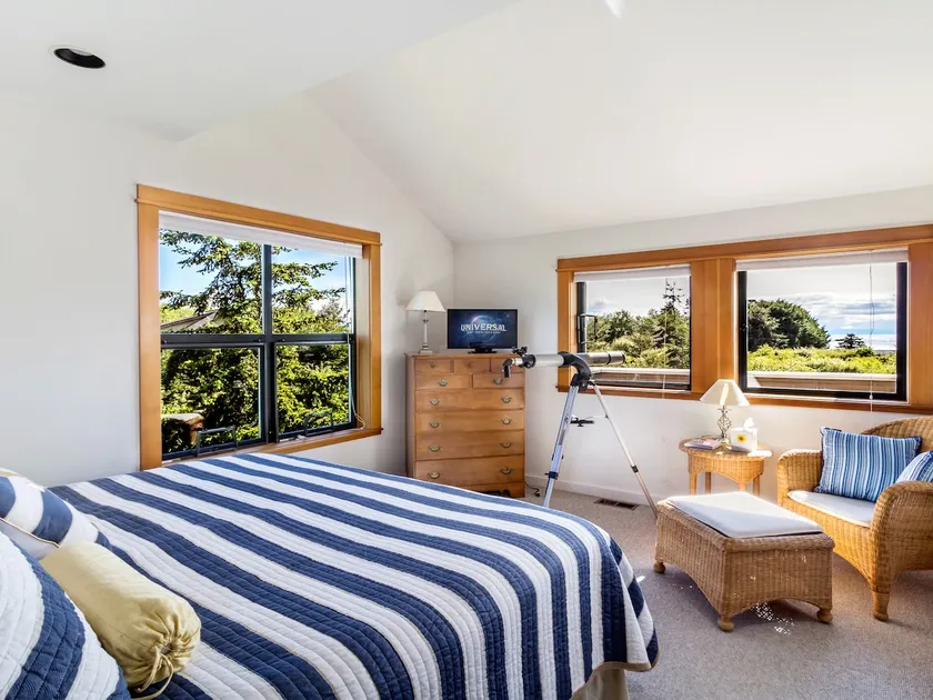 NOUVELLEMENT LISTÉ!! STYLE NANTUCKET AVEC VUE SUR L'EAU PEAK-A-BOO (Kanaka Bay) - Image 1