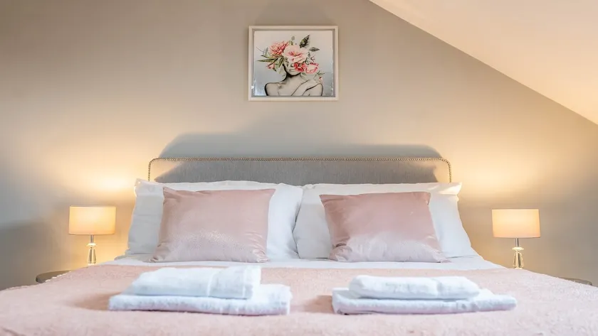 Queens townhouse - 3 Bedrooms - Private Parking - Image 1