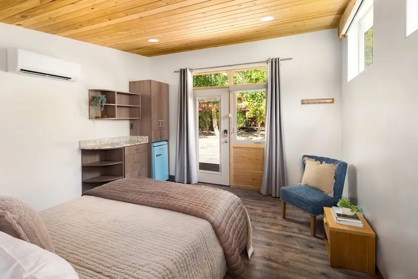 Nama-Stay Room 8 | Queen, 5 Minutes to Zion NP - Image 1