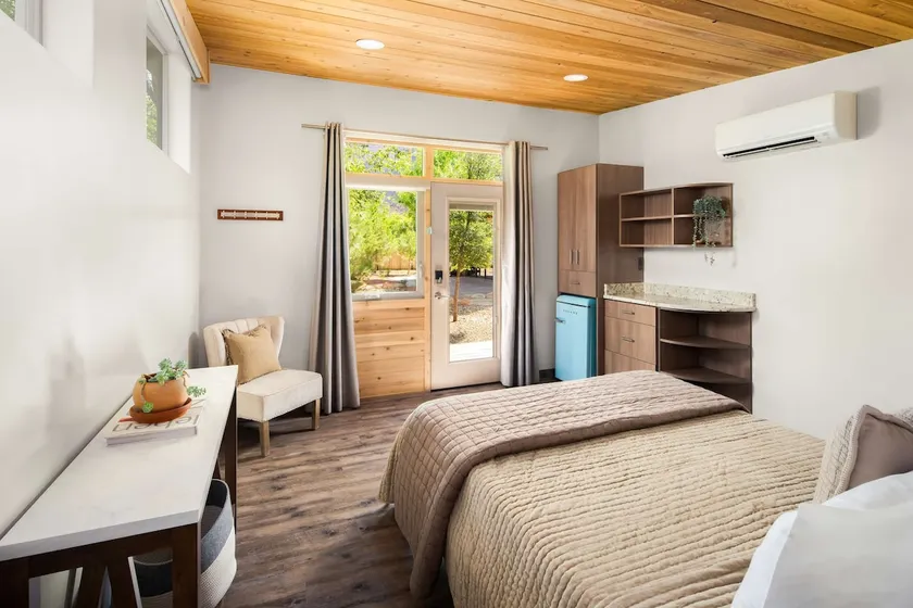 Nama-Stay Room 12 | Queen, 5 Minutes to Zion NP - Image 1