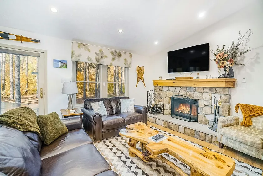 Stunning Golf Course View Home with Private Deck - Image 1