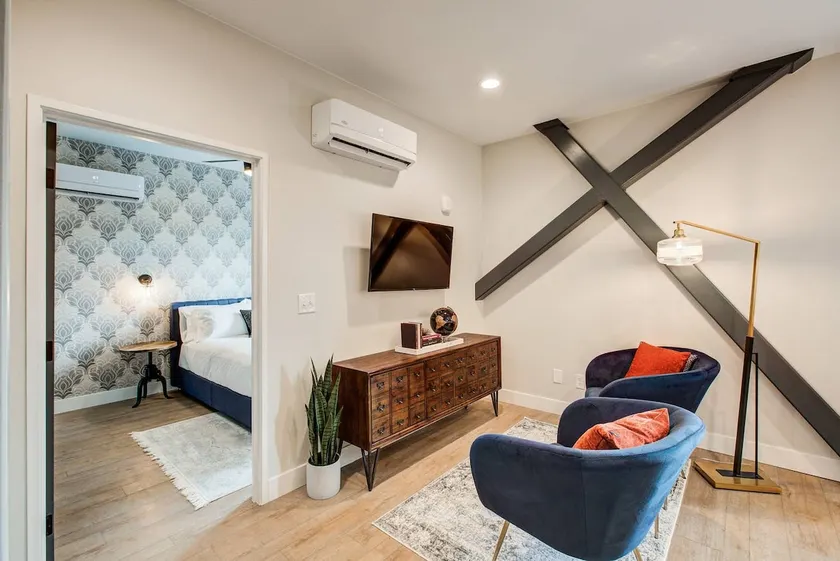 Stuart - Stylish 2-Bedroom Apartment - Image 1