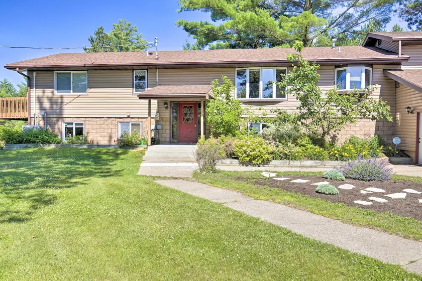 Simple Cranberry & Wine Farm Home w/ Fire Pit! - Image 1