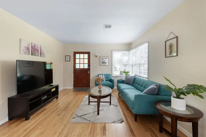 Long Beach Retreat, 3BD/2B plus additional Studio - Image 1