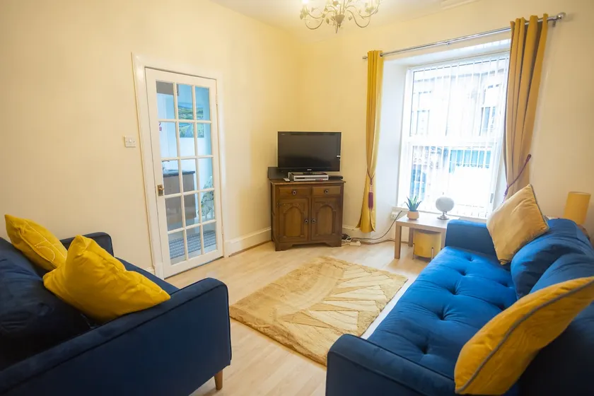 Sandgate 2-Bed Apartment in Ayr central location - Image 1