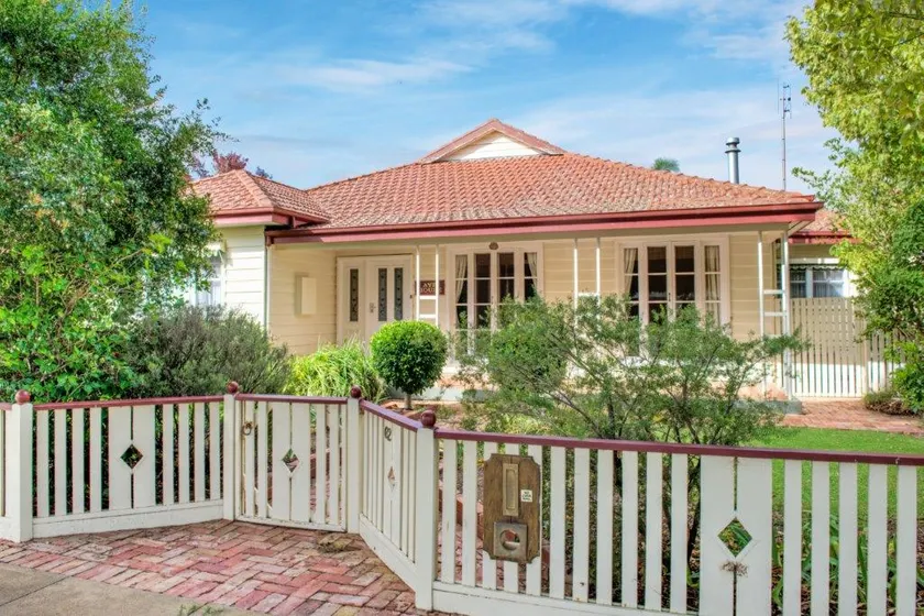 Ayr House - Echuca Holiday Homes - Image 1