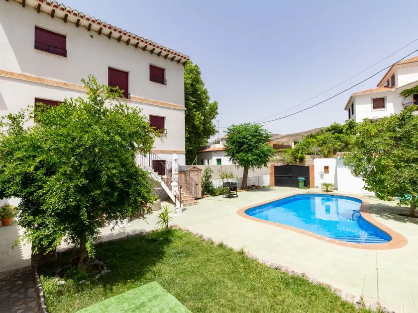 Complex of 3 apartments with swimming pool - Image 1