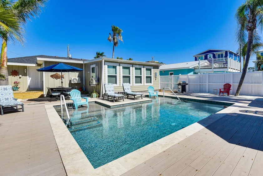 Outdoor Bar & Heated Pool: Bradenton Beach Home - Image 1