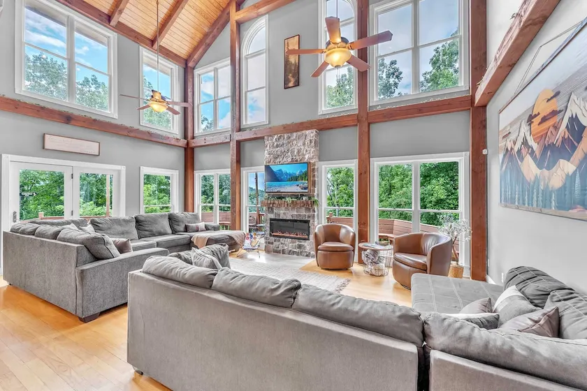The Retreat at Wildwood - Hot Tub Theater & Deck - Image 1