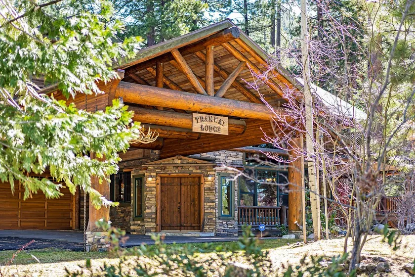 1138 Lakeshore - One-of-a-kind Lakeshore Boulevard log cabin - Image 1