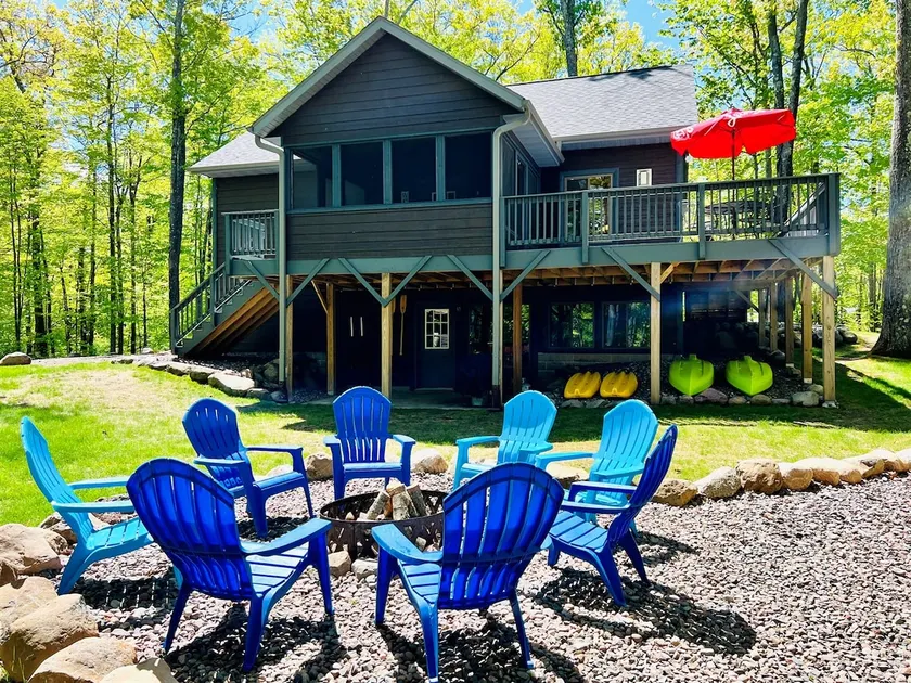 BALD KOMMEN: Brandneues Lakeside Chalet! - Image 1