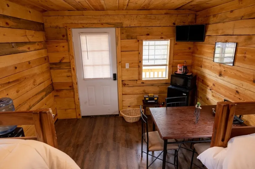 Canal Cabin (#1) Bunks. Close to Canal. - Image 1
