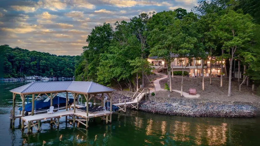 Luxury Secluded Lake Home King Beach Views Dock - Image 1