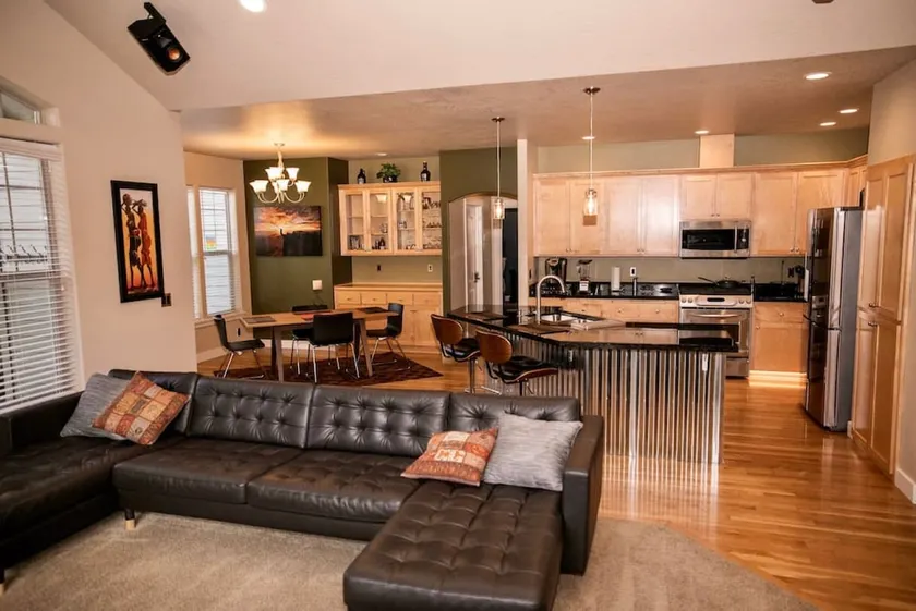10 Min From The Airport & 15 Min From The U of O - Image 1