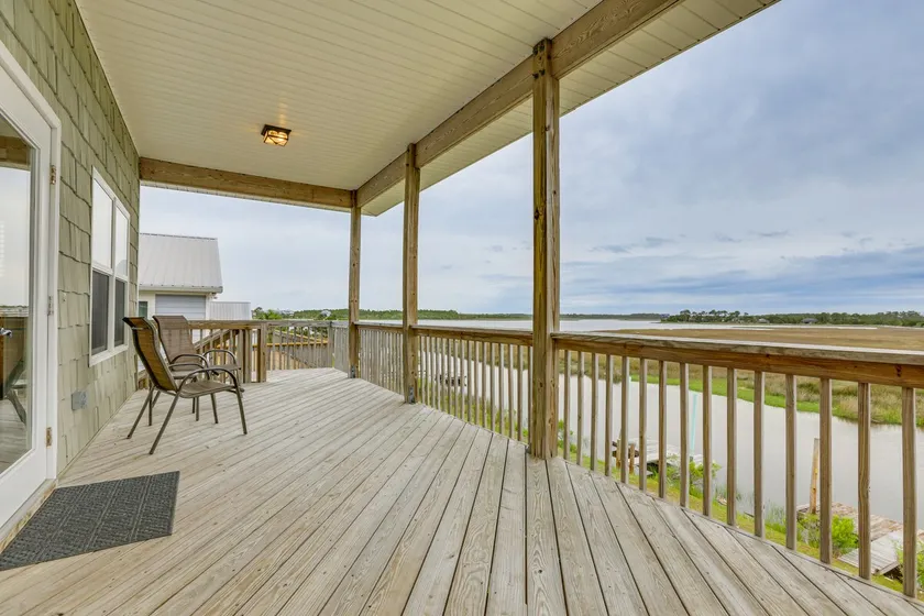 Family-Friendly Waterfront Oasis: 7 Miles to Beach - Image 1