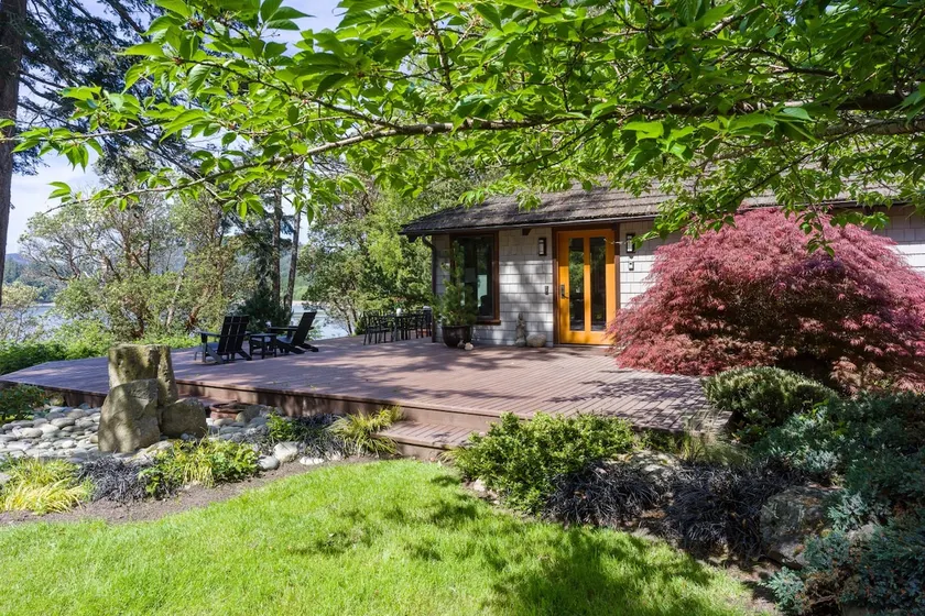 Luxe Beachfront, Hot Tub, Kayaking, Walk to Town - Image 1