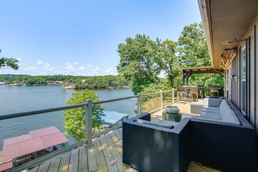 Hot Tub & Dock! Group Getaway in Lake Ozark - Image 1