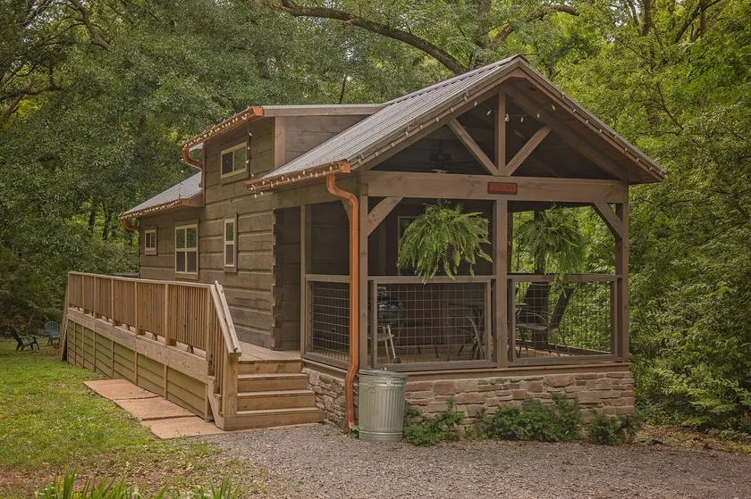 Celina Cabin Private Spa, Firepit, wooded retreat - Image 1