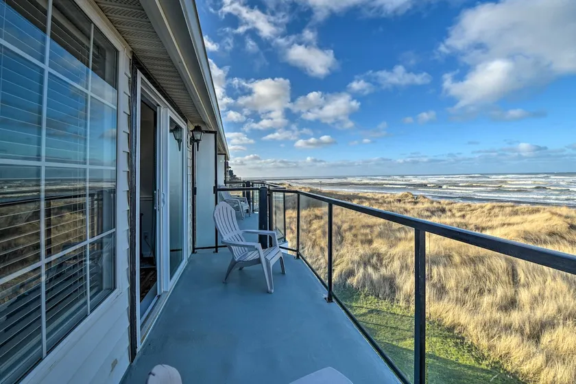 ‘Eagles View’ Condo in Ocean Shores w/ 3 Balconies - Image 1
