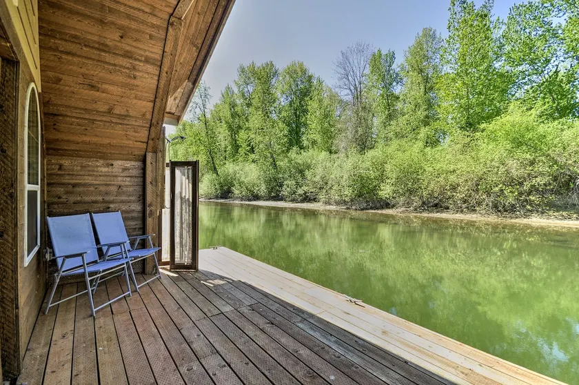 Floating Home on Columbia River w/ Provided Kayaks - Image 1
