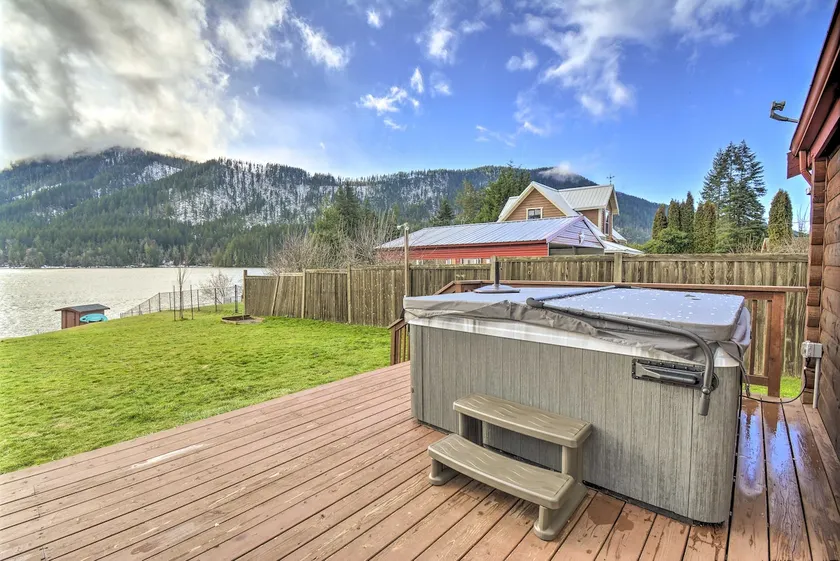 Lakefront Eatonville Cabin w/ Dock & Mtn Views! - Image 1